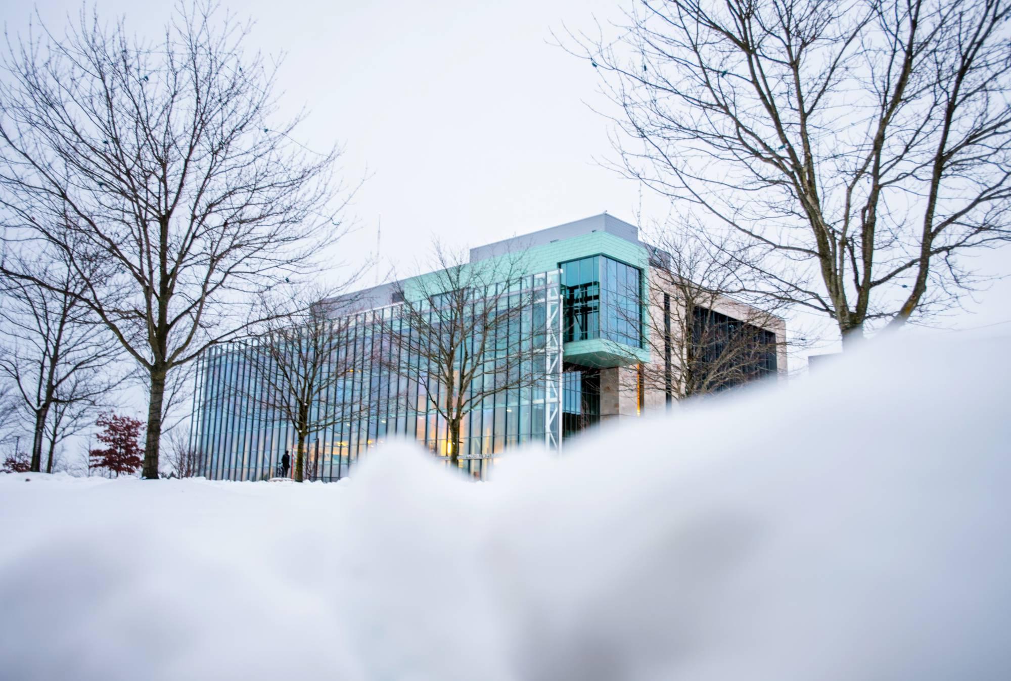 GVSU Allendale校区的玛丽·艾德玛·皮尤图书馆，冬天，地上有雪